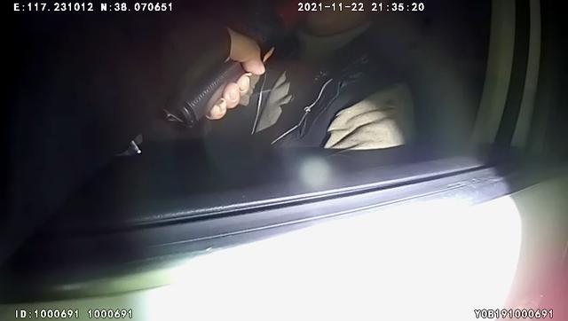 酒精測(cè)試儀逃避方法，男子酒駕被查“花式”吹氣逃避處罰