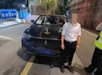 被查酒駕，他趕走代駕繼續(xù)開(kāi)車，剛一轉(zhuǎn)角又碰上了執(zhí)勤交警