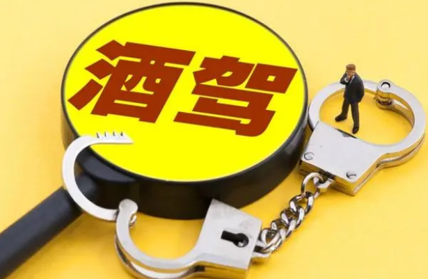 酒駕讓無駕照的女友來頂包……鄭州交警：罰！