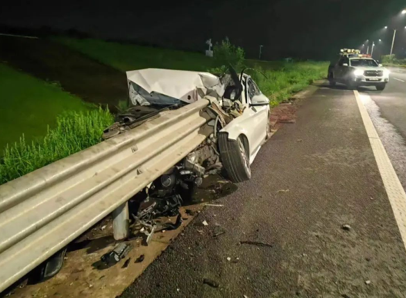 酒駕后別簽字，有用嗎？深夜，車頭“劈”成兩半！人不報(bào)警，車報(bào)了警......