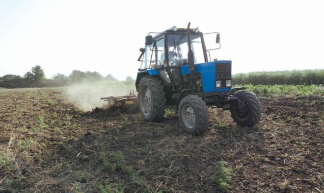 男子在自家農(nóng)田中酒駕，被吊銷執(zhí)照罰款2000，男子不服告上法庭！